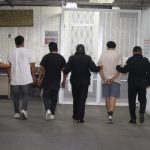 Sorprenden a saqueadores que abrieron un boquete en bodega de zapatos de la zona 1
