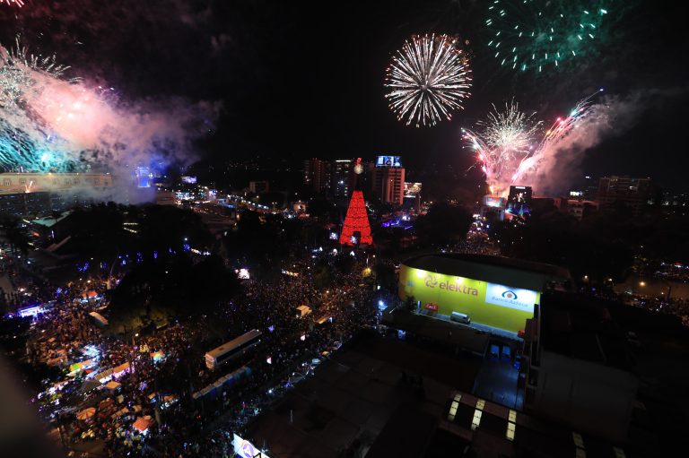 Llega la época de Navidad: inicia el Festival Árbol Gallo en el Obelisco y 31 ciudades más de Guatemala
