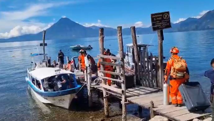 Socorristas reanudan búsqueda por agua, tierra y aire, de la turista de EE. UU. que se extravió en el Lago de Atitlán