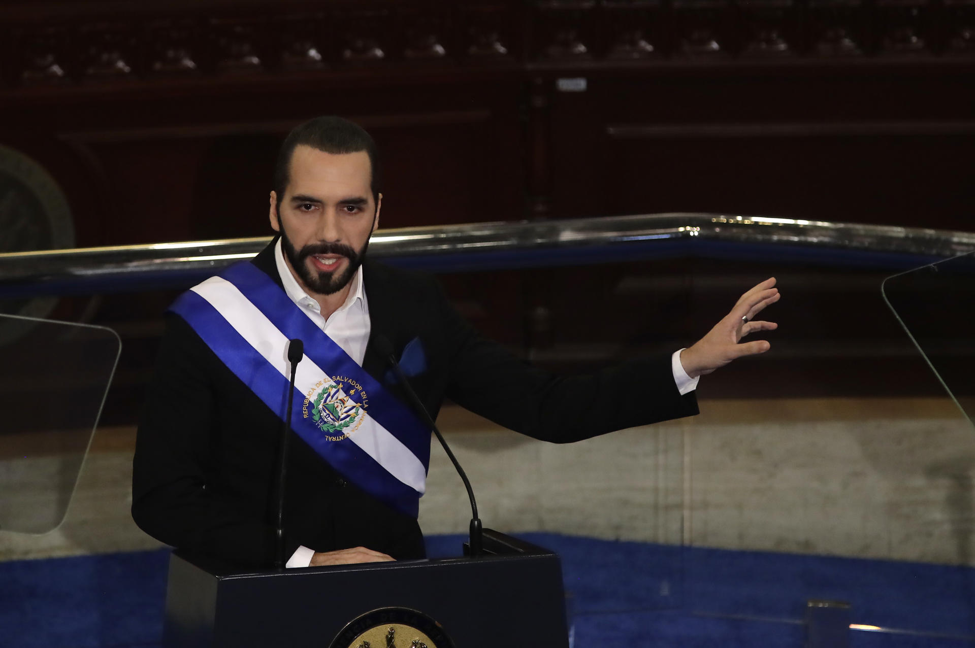 Una encuesta prevé que Nayib Bukele ganaría su reelección en primera