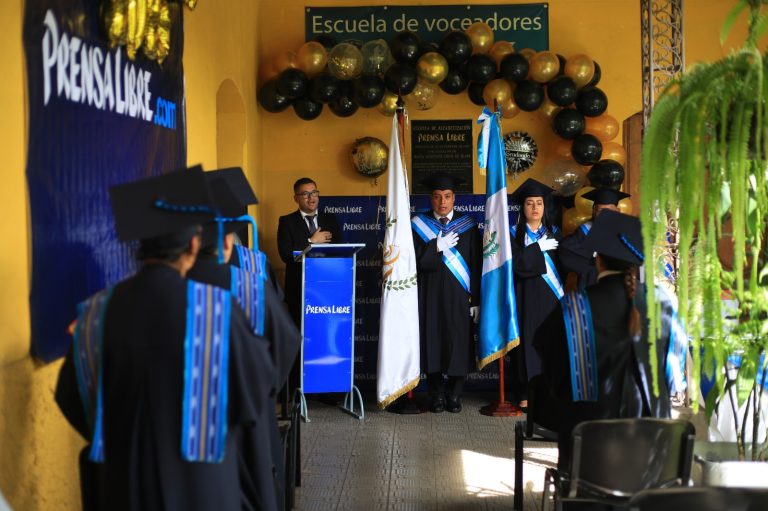 Escuela de Voceadores de Prensa Libre gradúa a ocho bachilleres por madurez