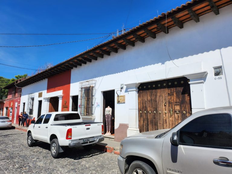 La PNC y la Fiscalía de Extinción de Dominio del MP catean varias propiedades ya extinguidas a un exalcalde de Antigua Guatemala