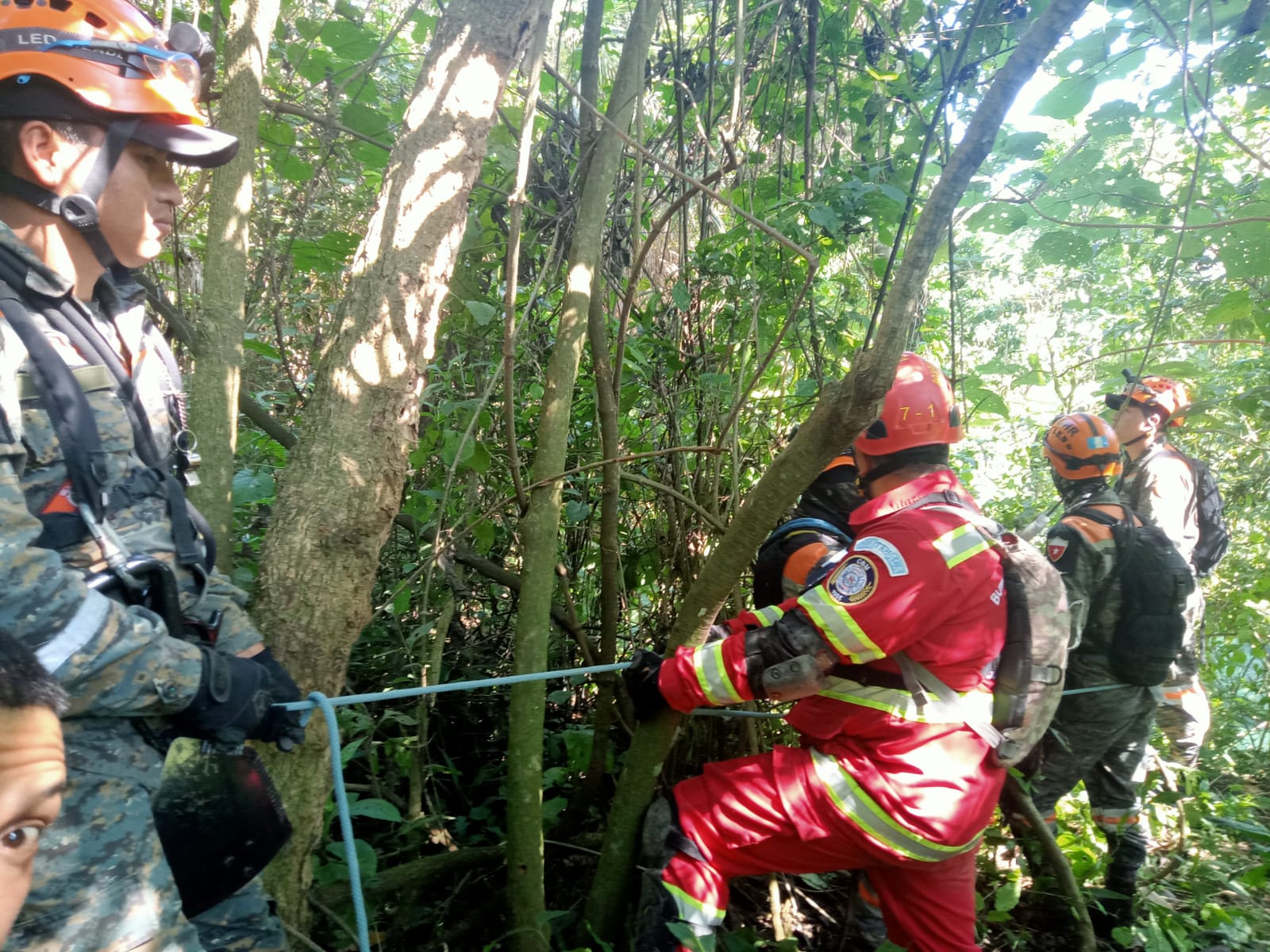 Continúa búsqueda de familia que desapareció durante deslizamiento en el Barrio El Gallito