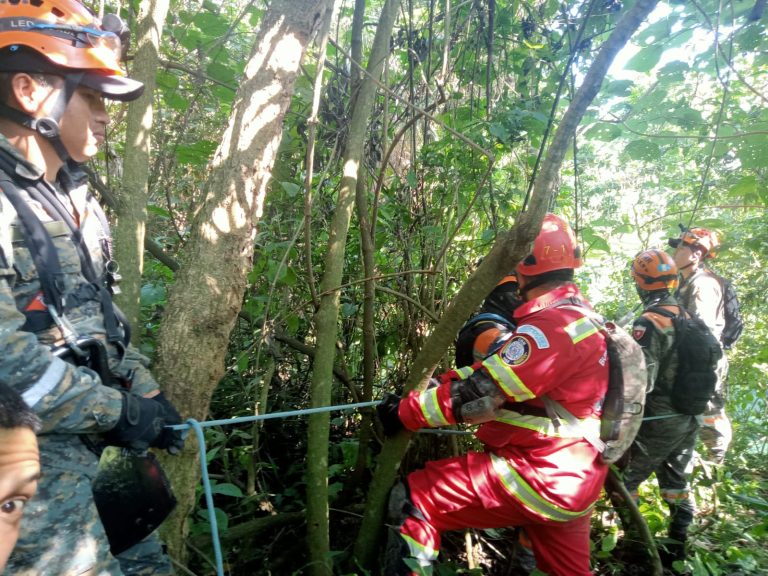 Continúa búsqueda de familia que desapareció durante deslizamiento en el Barrio El Gallito