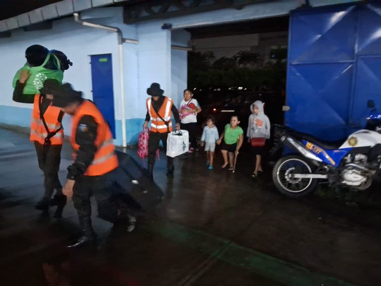 Más de 30 familias han sido evacuadas en los últimos días en comunidades de Izabal, Alta Verapaz y Quiché debido a inundaciones