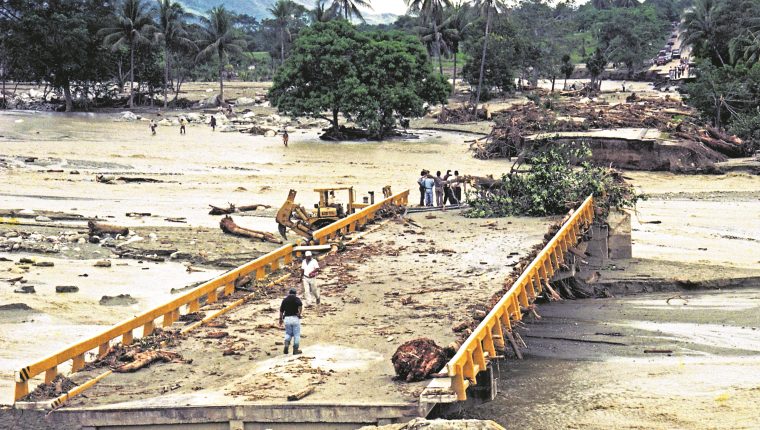 Un puente dañado por el huracán Mitch, en 1998. 