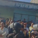 PNC rescata de ser linchada a mujer acusada de secuestrar a un niño de 4 años en Escuintla