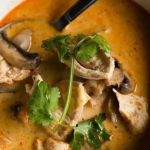 Cómo la sopa de pollo ayuda a combatir los resfriados, según un experto en nutrición