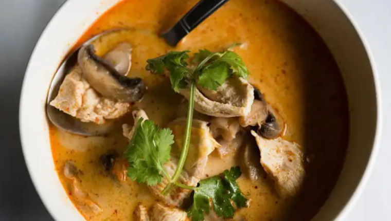El secreto de cómo la sopa de pollo nos beneficia está en sus ingredientes. Getty Images
