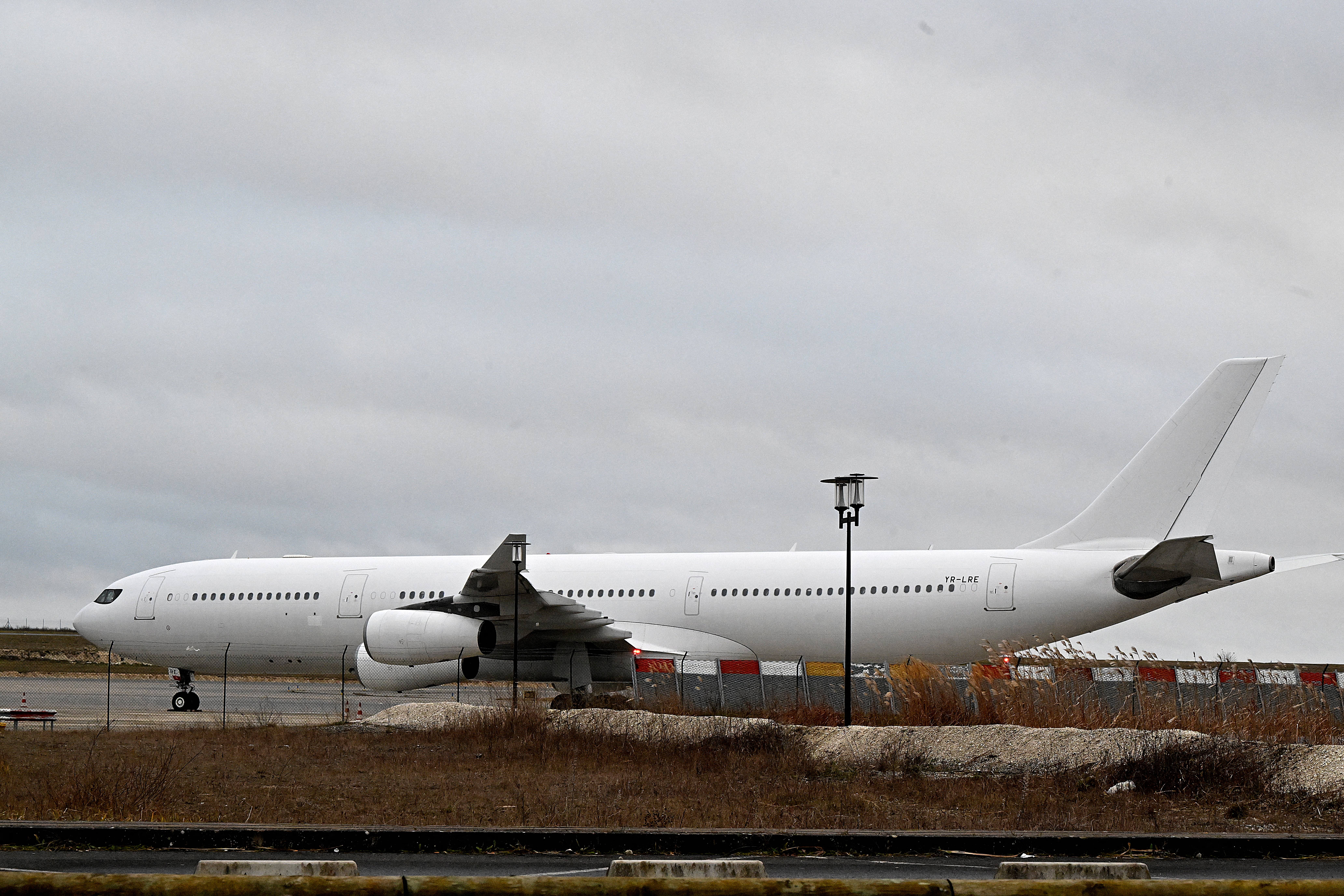 Posible presencia de 13 menores no acompañados en avión con destino a Nicaragua: Aeronave retenida en Francia por sospechas de tráfico de personas