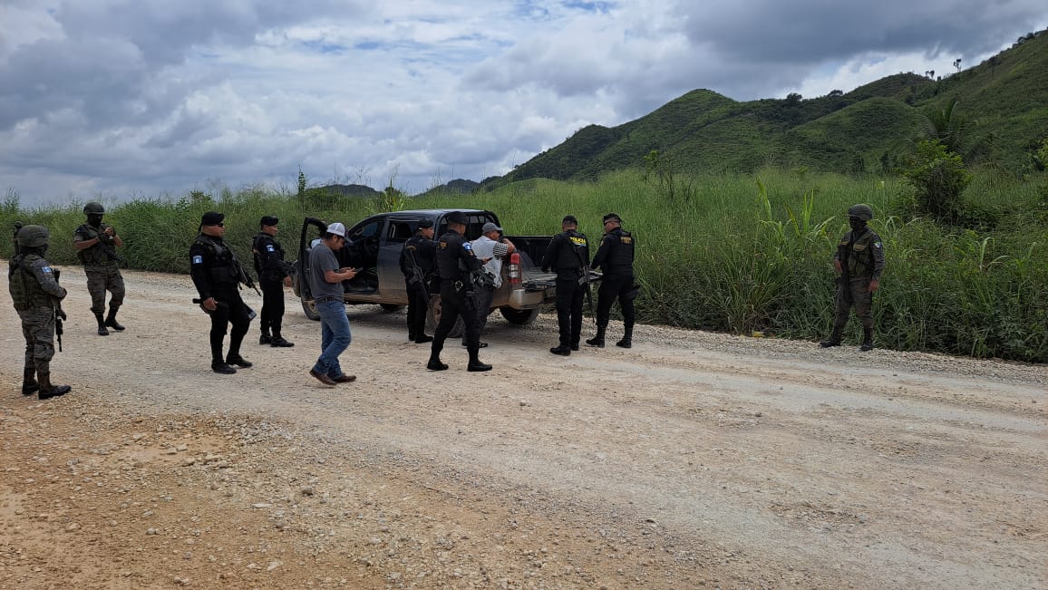 Videos muestran como grupo armado ataca a agentes de seguridad y roba fuerte suma en Melchor de Mencos