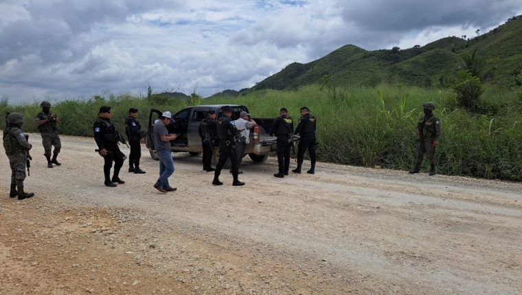 Agentes de la PNC efectúan operativos en busca de los asaltantes de un vehículo blindado en Melchor de Mencos, Petén. (Foto Prensa Libre: Cortesía PNC)