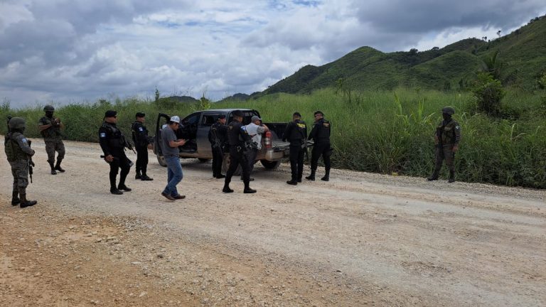 Videos muestran como grupo armado ataca a agentes de seguridad y roba fuerte suma en Melchor de Mencos