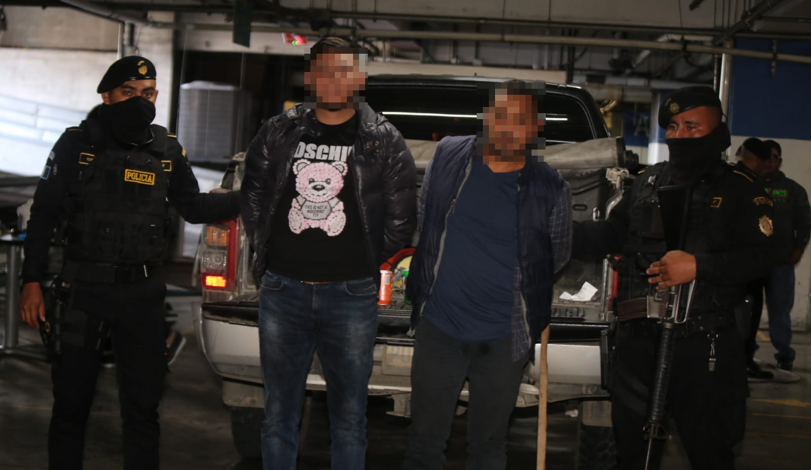 Video: capturan a dos hombres que transportaban drogas en centro comercial de la Aguilar Batres