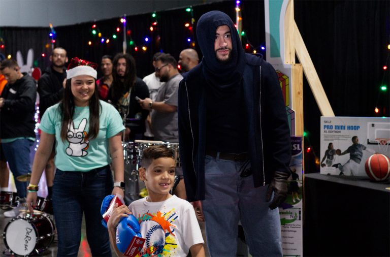 Bad Bunny ilumina la Navidad en Puerto Rico con su hermosa tradición de regalar obsequios a niños y jóvenes en “Bonita Tradición”