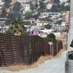 Sin agua ni abrigo: la situación de migrantes en campamentos en el desierto de la frontera sur de EE. UU.