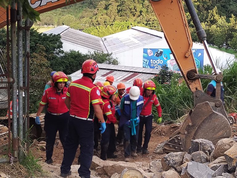 Dos trabajadores caen de andamio en el bulevar Lourdes