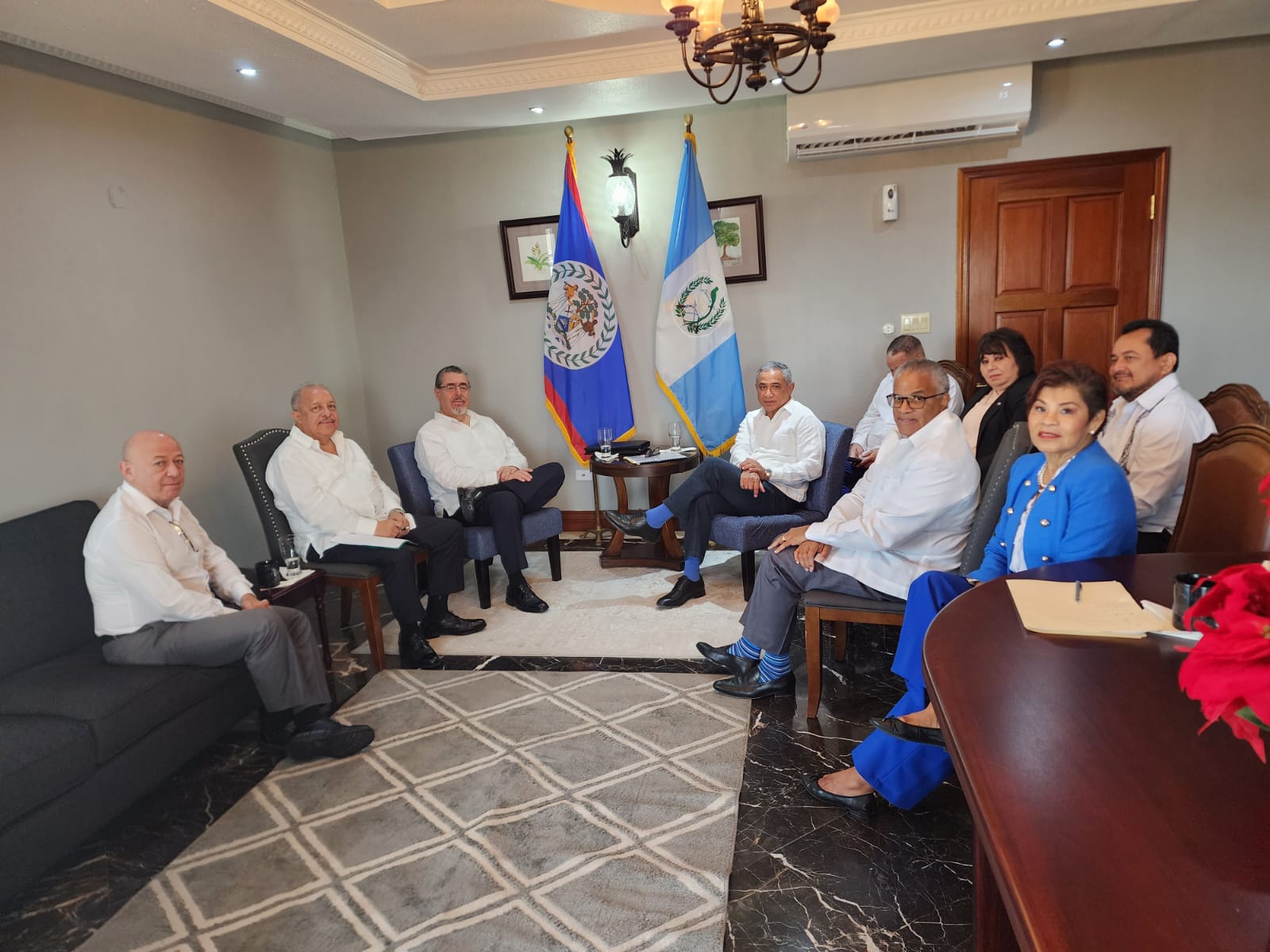 Bernardo Arévalo llega a Belice y se reúne con el primer ministro de ese país