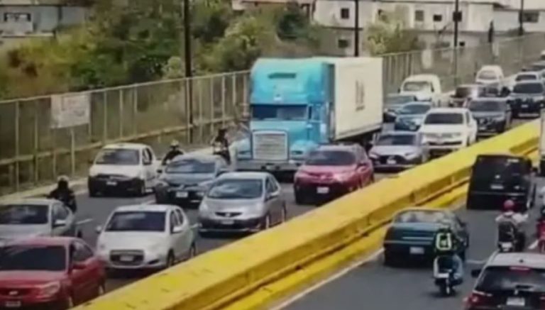 Cómo evitaron que joven que se bajó de un vehículo activando “con violencia el freno de mano” se lanzara del puente de El Incienso