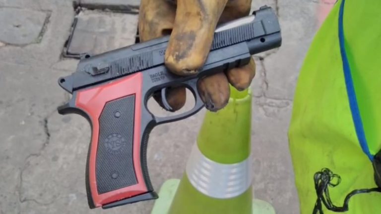 Motorista abandona pistola de juguete en una calle de la zona 1 de la capital