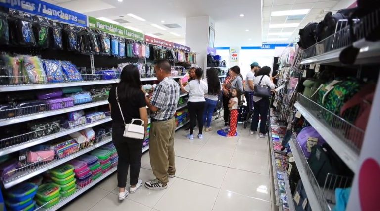 Guatemaltecos acuden a librerías a comprar útiles escolares para sus hijos
