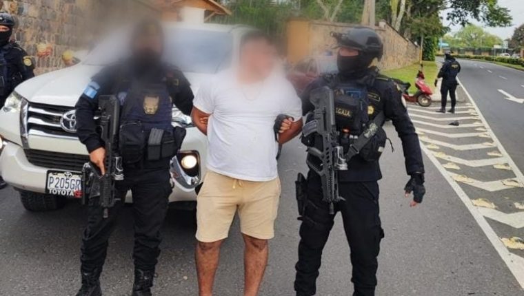 Erick Manuel Ochoa Villagrán, alias Perica, fue arrestado este 16 de diciembre por autoridade antinarcóticas guatemaltecas en San Martín Zapotitlán, Retalhuleu. Lo pide Estados Unidos en extradición por narcotráfico. (Foto Prensa LIbre: SGAIA-PNC)