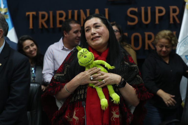 grinch blanca alfaro entrega a rafael curruchiche (3)