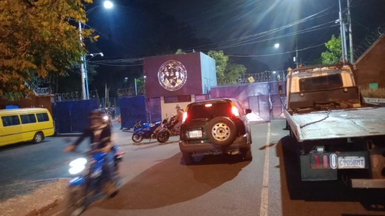 Encapuchados protagonizan incidentes en la Usac y se reportan heridos