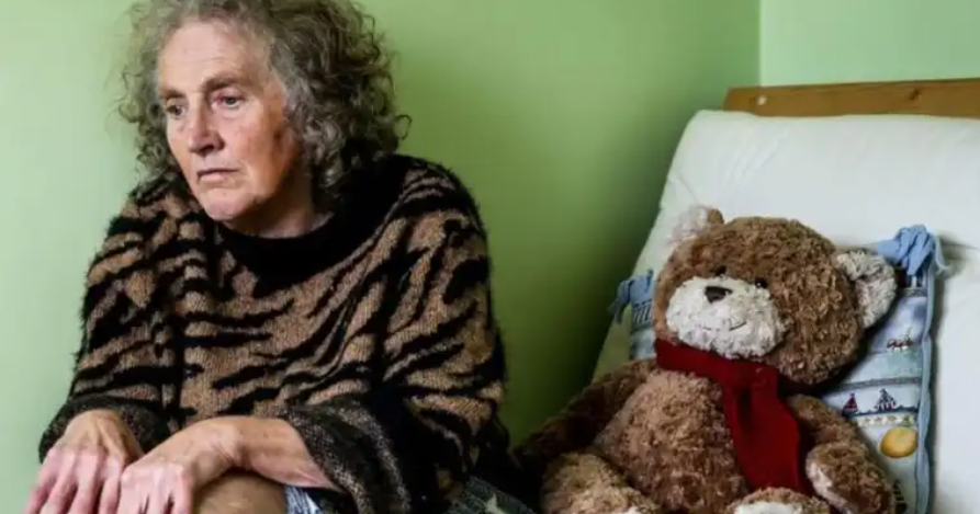 Las imágenes que revelan la agonía de perder poco a poco a tu madre por demencia