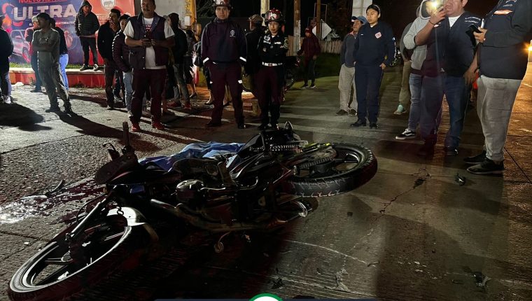 Dos menores de edad perdieron la vida en un accidente de motocicleta en el km 70 de la ruta Interamericana, en Patzicía, Chimaltenango. (Foto Prensa Libre: @ASONBOMDGT)