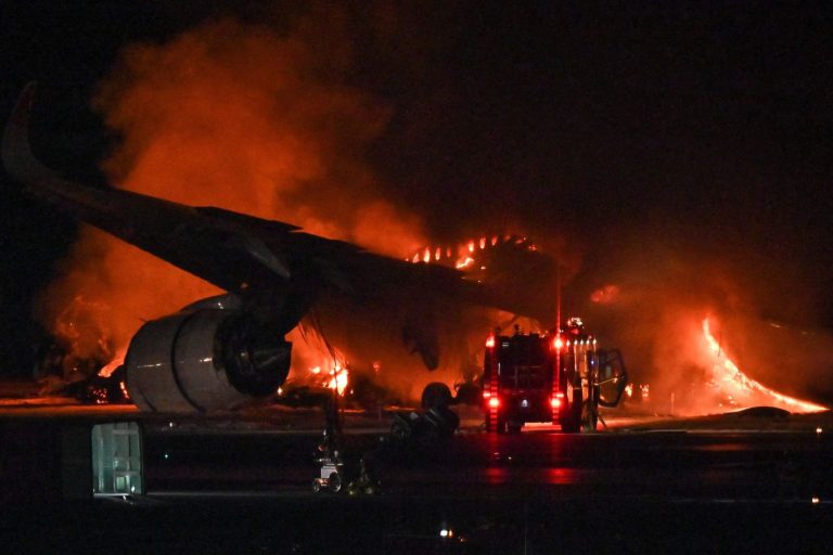 Confirman cinco muertos tras el choque de dos aviones en Tokio