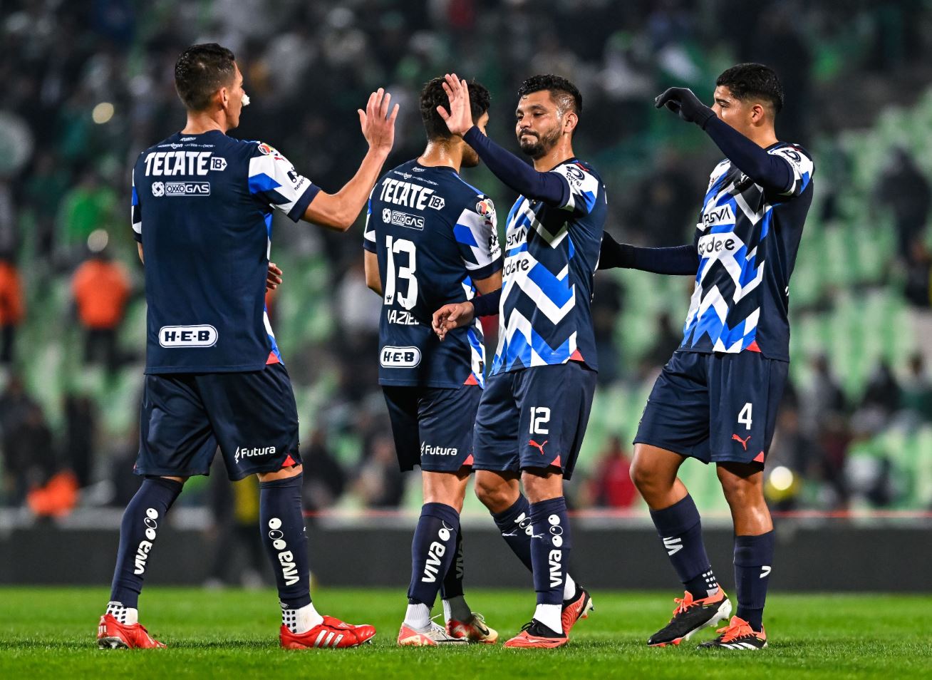 Seguidor del Santos atropella a grupo de aficionados de Rayados de Monterrey tras juego en México