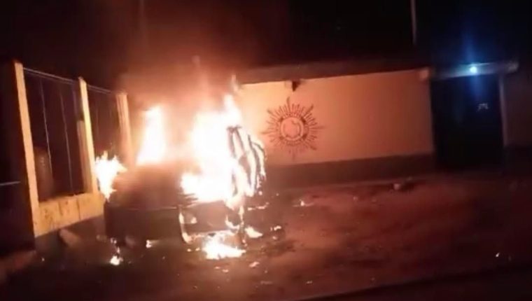 Un grupo llamado "los Güichos" causó disturbios en Cabricán la noche del 18 de enero. Destruyó dos unidades de la PNC y la subestación del lugar. (Foto Prensa Libre: Captura de pantalla).