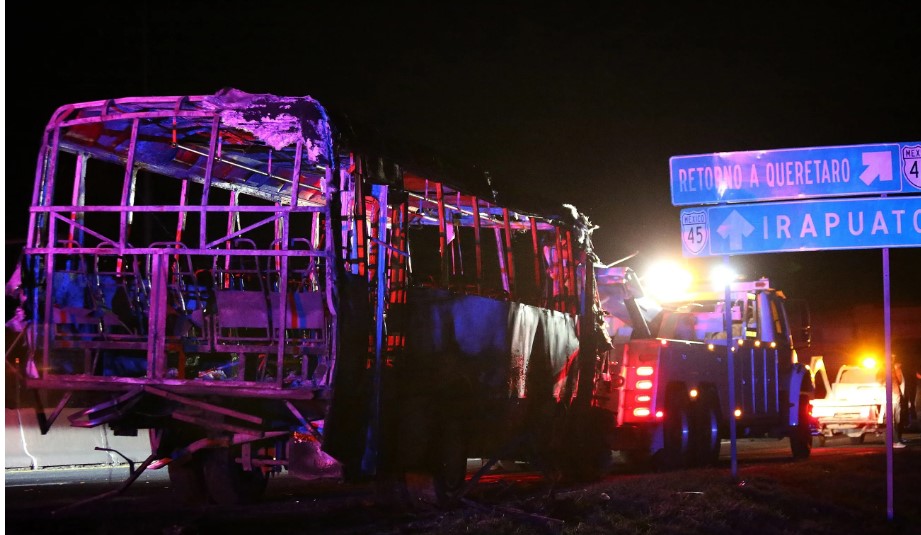 En imágenes: Balaceras, bloqueos, automóviles incendiados y un socorrista muerto tras detención de criminales en México