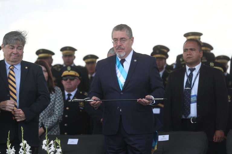 Presidente Arévalo cita a Consuelo Porras en el despacho presidencial y le pide informe