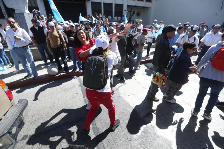Golpes e insultos en la CC: hay agresión entre grupos que manifiestan por resolución para repetir elección de junta directiva del Congreso