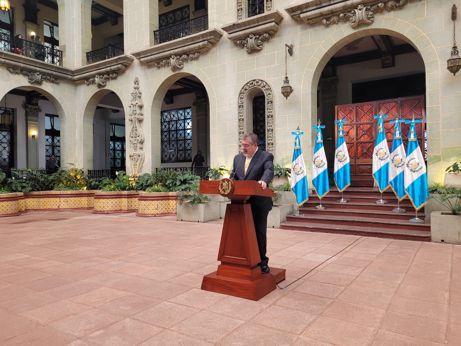Arévalo dice que hallaron “juguetes” en el despacho presidencial