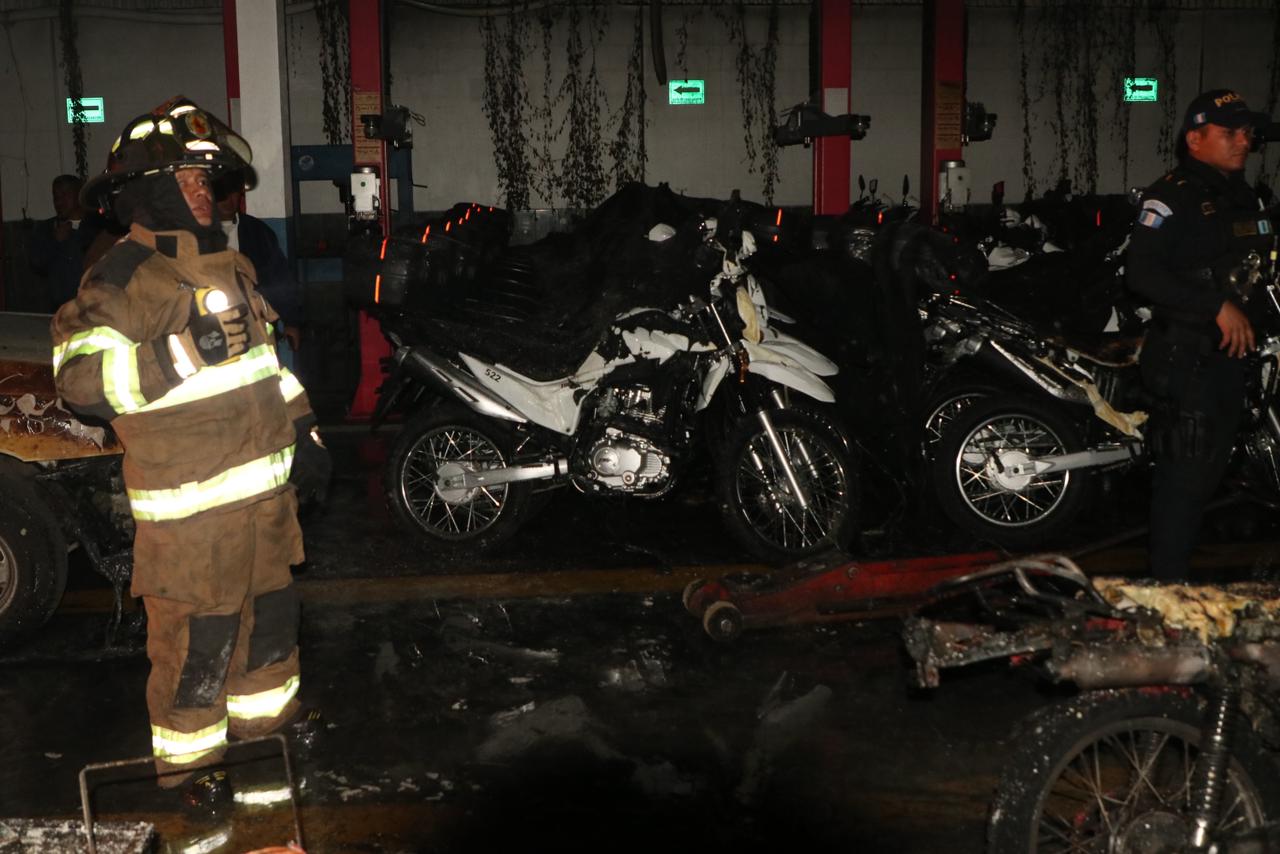 Video | Incendio arrasa con decenas de motocicletas en predio del IGSS en zona 5
