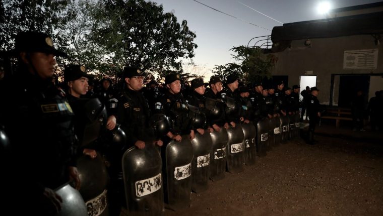 Agentes de la PNC se preparan para ingresar a la cárcel El Infiernito en Escuintla. (Foto Prensa Libre: Francisco Jiménez)