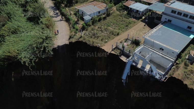Grandes cantidades de tierra se desprendieron de una ladera en el caserío El Sacabastal, aldea El Paraíso, Palencia. (Foto Prensa Libre: Carlos Hernández Ovalle)