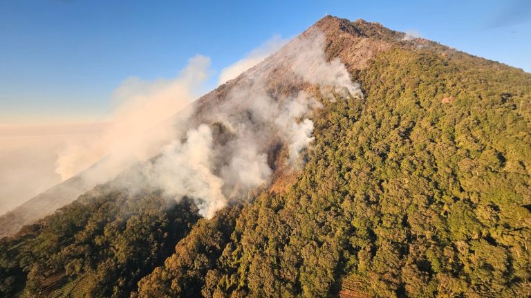 Insivumeh revela hacia dónde se desplaza el humo del incendio en el volcán de Agua