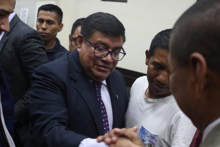 Absuelven a militares que eran procesados por el caso Cumbre de Alaska