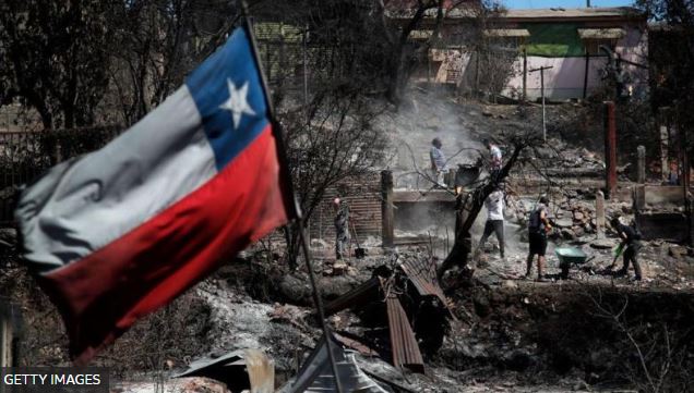 En Chile se declararon dos días de luto nacional por las víctimas de los graves incendios que causaron la muerte de más de 120 personas en el centro el país.
GETTY IMAGES

