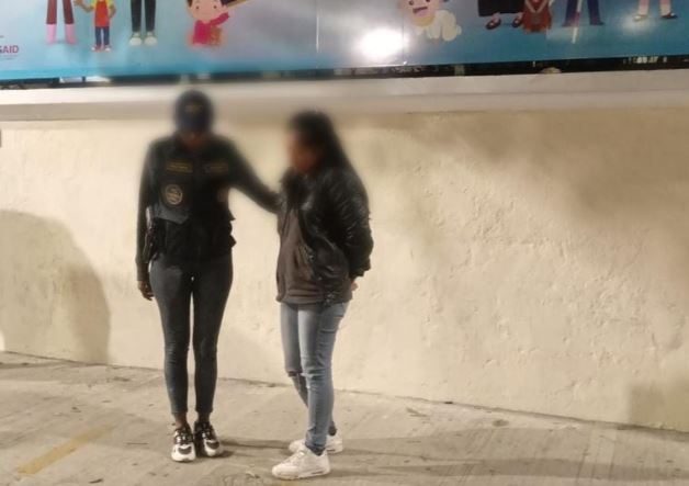Capturada la niñera que fue grabada mientras agredía a un niño en una calle de San Cristóbal