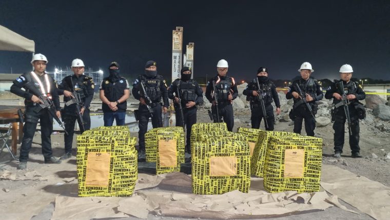 Agentes antinarcóticos contabilizan los paquetes con cocaína hallados este 10 de febrero en Puerto Quetzal, Escuintla. (Foto Prensa Libre: PNC)
