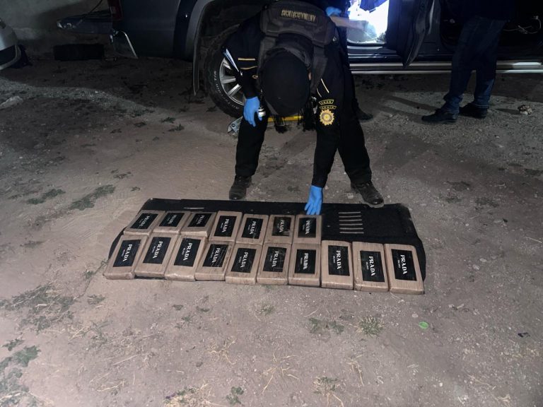 Cocaina camuflada en picop en Panajachel, Solola (2)