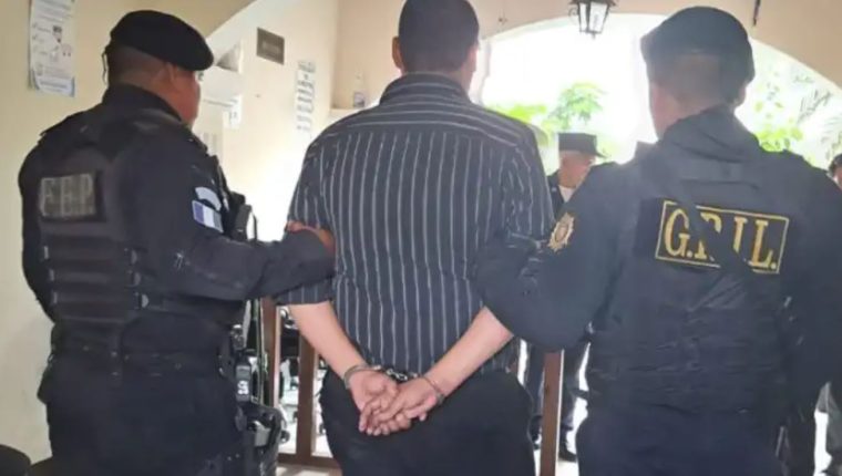 Agentes de la PNC cuando capturaron a Hugo Fernando Morales por la muerte de la docente Fabiola Marisol García Lux.  (Foto: Hemeroteca PL).