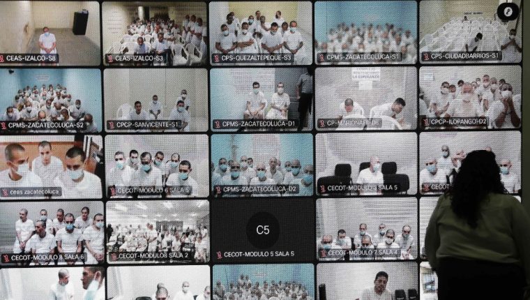 Fotografía de monitores donde se observan a pandilleros en una audiencia virtual simultánea en diferentes cárceles en El Salvador. (Foto: EFE) 