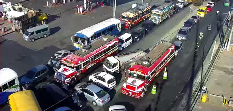 Cambian las horas pico por más de 1 millón 200 mil carros que circulan en la capital
