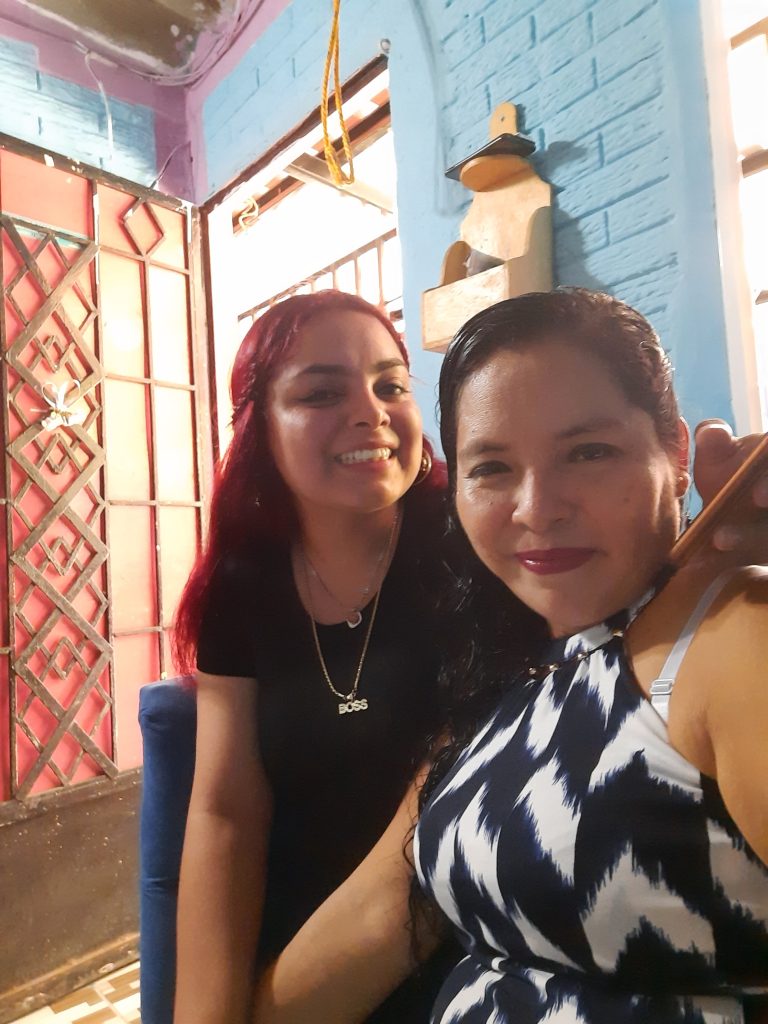 “No sueñen con un presidente como Bukele”: madre relata cómo su hija fue detenida en El Salvador por una foto que se hizo viral